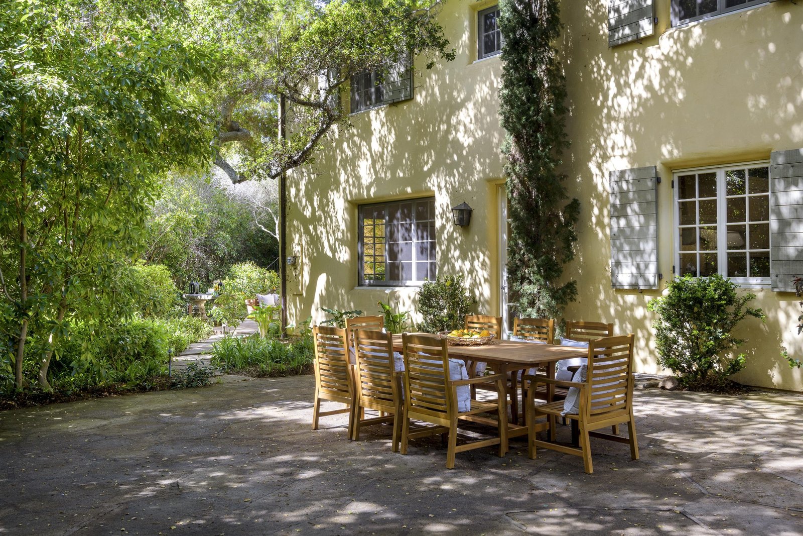 Ivy-covered California home with an outdoor courtyard dining table